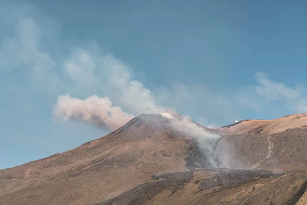 Paisagem Montanhosa Com Nuvens Céu Azul — Fotografia de Stock