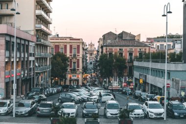 Barselona, İspanya - 12 Mayıs 2019. Barselona sokakları, şehri ziyaret eden insanlar.