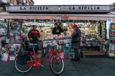 Catania, Sicilya - 10 Şubat 2019. La Sicilya, gazete bayiinden gazete alan insanlar.