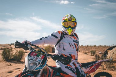 Sahra Çölü, Tunus - 6 Kasım 2014. Sahra Çölü 'nde inanılmaz maceralı bir yolculukta Enduro motosikleti süren adam.