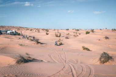 Sahra Çölü, Tunus - 6 Kasım 2014. Sahra Çölü 'nde inanılmaz maceralı bir yolculukta Enduro motosikleti süren adamlar.