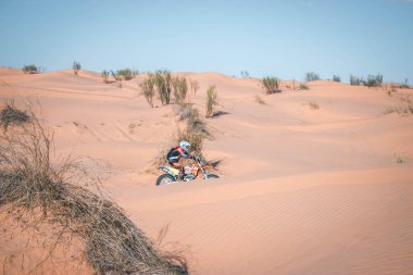 Sahra Çölü, Tunus - 6 Kasım 2014. Sahra Çölü 'nde inanılmaz maceralı bir yolculukta Enduro motosikleti süren adam.