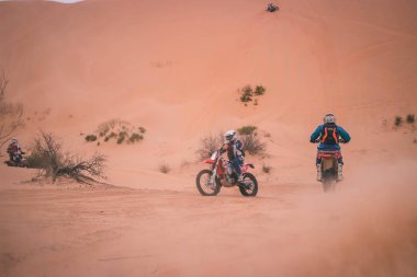 Sahra Çölü, Tunus - 6 Kasım 2014. Sahra Çölü 'nde inanılmaz maceralı bir yolculukta Enduro motosikleti süren adamlar.