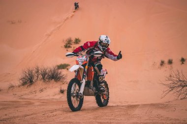 Sahra Çölü, Tunus - 6 Kasım 2014. Sahra Çölü 'nde inanılmaz maceralı bir yolculukta Enduro motosikleti süren adam.