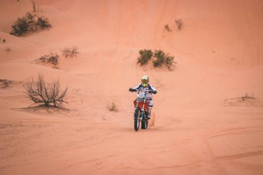 Sahra Çölü, Tunus - 6 Kasım 2014. Sahra Çölü 'nde inanılmaz maceralı bir yolculukta Enduro motosikleti süren adam.