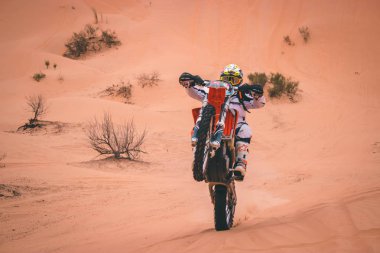 Sahra Çölü, Tunus - 6 Kasım 2014. Sahra Çölü 'nde inanılmaz maceralı bir yolculukta Enduro motosikleti süren adam.