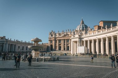 Roma, İtalya - 30 Aralık 2014. Vatikan 'ı ve Aziz Peter Bazilikası' nı ziyaret eden insanlar. Roma 'da Noel 