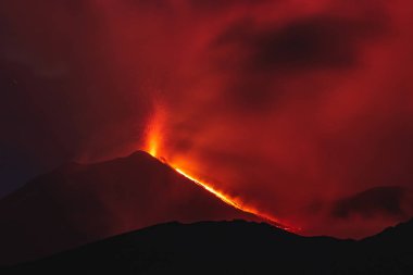  Volkan Etna inanılmaz bir patlama sırasında