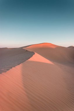 Güzel çöl manzarası manzarası, gün batımında kum tepeleri.