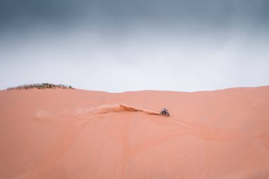 Sahra Çölü 'nde Enduro motosikleti, kum tepeleri, motokros