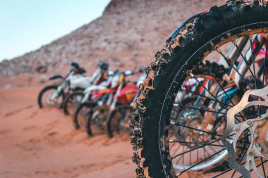 Sahra Çölü 'nde Enduro motosikletleri, kum tepeleri, motokros 