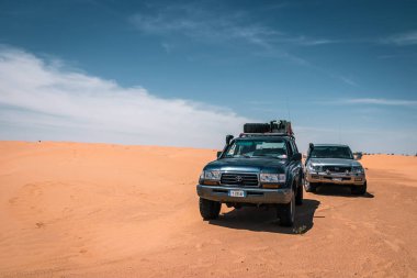 Tunus 'un Sahra Çölü' ndeki Toyota Off Road, Afrika 'daki inanılmaz maceralı yolculuk, Safari 4x4, Tunus' u ziyaret
