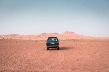 Tunus 'un Sahra Çölü' nde araba yarışı, Afrika 'da inanılmaz maceralı bir yolculuk, Safari 4x4, Tunus' u ziyaret
