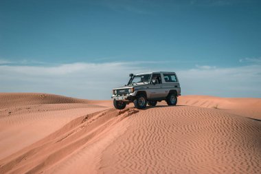 Sahra Çölü, Tunus - 17 / 04 / 2017. Çölde safari, 4x4 ile macera yolculuğu, kum tepelerinde off-road deneyimi