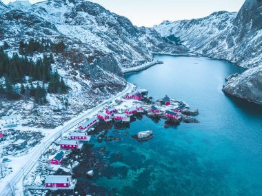 Günbatımında Nusfjord balıkçı köyü, Lofoten Adaları Norveç, Rorbuer tipik balıkçı evleri