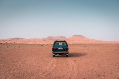 Sahra Çölü, Tunus - 17 / 04 / 2017. Çölde safari, 4x4 ile macera yolculuğu, kum tepelerinde off-road deneyimi