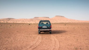Sahra Çölü, Tunus - 17 / 04 / 2017. Çölde safari, 4x4 ile macera yolculuğu, kum tepelerinde off-road deneyimi
