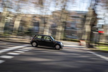 Şehirde araba bulanıklaştı, Madrid 'de takılıyor.