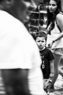 küçük bir çocuğun siyah beyaz portresi 