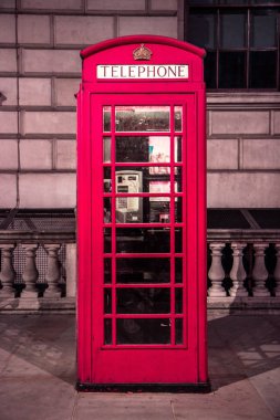 Londra, İngiltere - 13 / 05 / 2017: Londra kırmızı telefon kulübesi