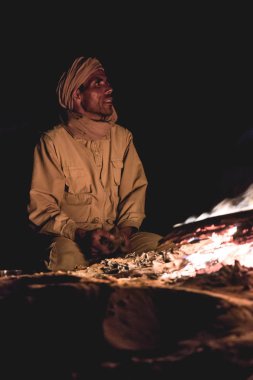 Sahra Çölü 'ndeki Şenlik Ateşi' nin önündeki Bedevi adam.