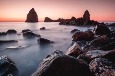 Sabah kumsalda kayalar