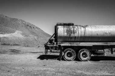 Dağlarda yolda kamyon