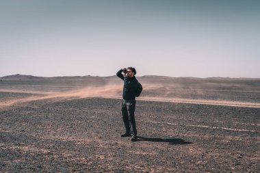 Fas Çölü 'nde genç bir fotoğrafçı. Çölü ziyaret eden bir turist.