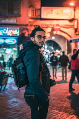 Geceleyin genç bir adam, Marakeş şehrinde, Fas 'ı ziyaret ediyor.