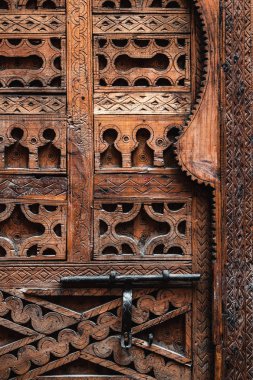 Marakeş, Fas 'taki eski ahşap kapı. Arap mimarisi ayrıntıları