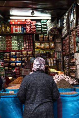 Marakeş pazarındaki yaşlı kadın, Fas 'ın renkleri