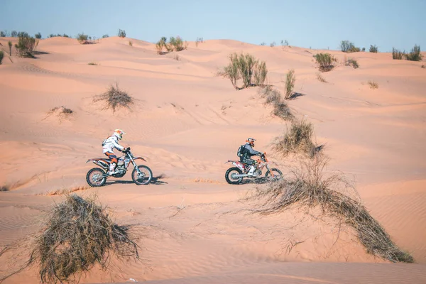 Sahara Desert Túnez Noviembre 2014 Chicos Conduciendo Motocicleta Enduro Desierto — Foto de Stock