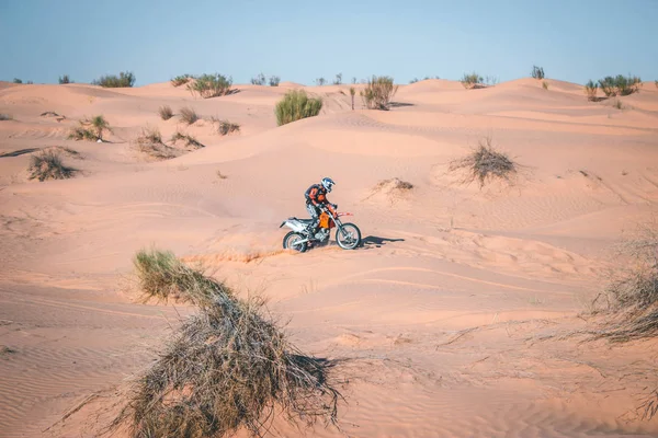 Sahara Desert Túnez Noviembre 2014 Chico Conduciendo Moto Enduro Desierto — Foto de Stock