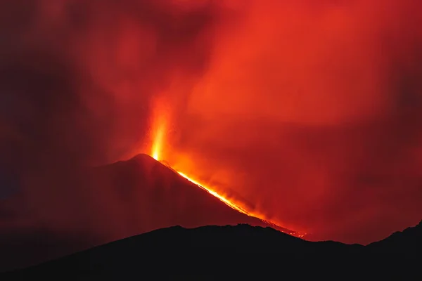 在令人难以置信的夜间喷发中的埃特纳火山 — 图库照片