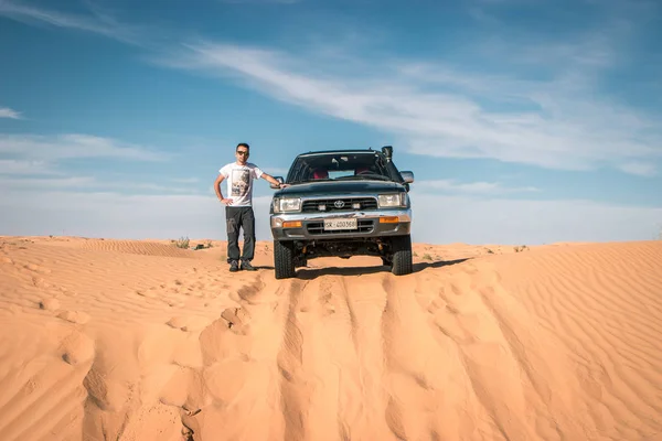 Люди Посещающие Пустыню Сахара Внедорожнике Удивительные Приключения Тунисе — стоковое фото