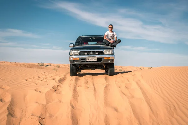 乘坐越野车游览撒哈拉沙漠的人们 在突尼斯有着惊人的冒险经历 — 图库照片