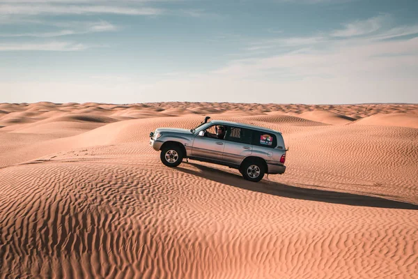 在突尼斯的撒哈拉沙漠拉车 在非洲令人难以置信的冒险旅行 萨法里4X4 访问突尼斯 — 图库照片