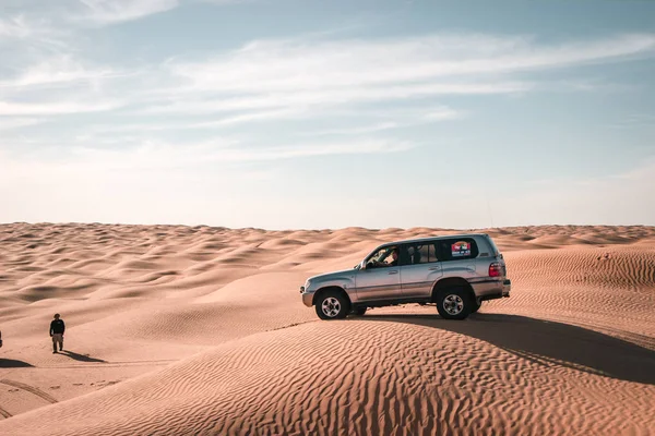 การแคร รถในทะเลทรายซาฮาราของต ยการเด นทางผจญภ งในแอฟร Safari 4X4 ไปเย อนต — ภาพถ่ายสต็อก
