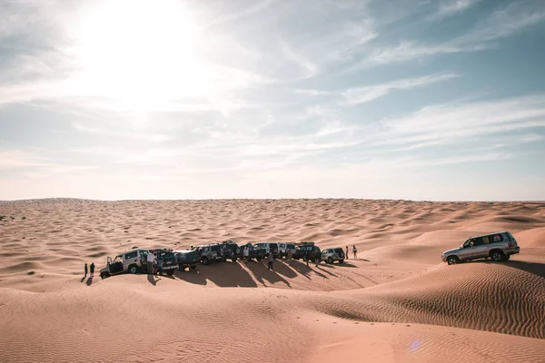 乘坐越野车游览撒哈拉沙漠的人们 在突尼斯有着惊人的冒险经历 — 图库照片