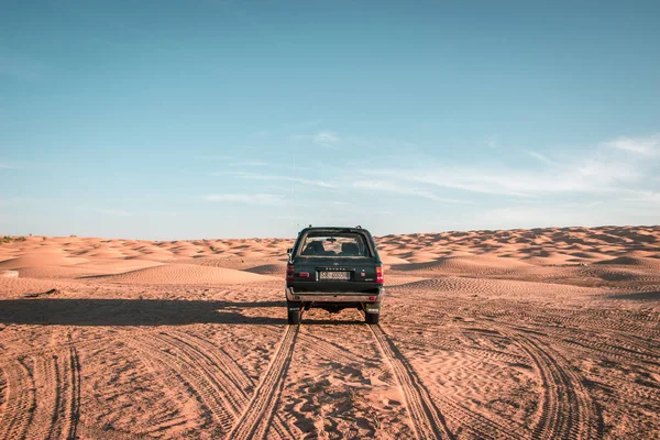 Samochód Terenowy Saharze Tunezji Niesamowita Przygoda Afryce Safari 4X4 Zwiedzanie — Zdjęcie stockowe