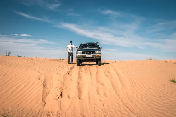 盖伊和他的车在撒哈拉沙漠探险的时候 — 图库照片
