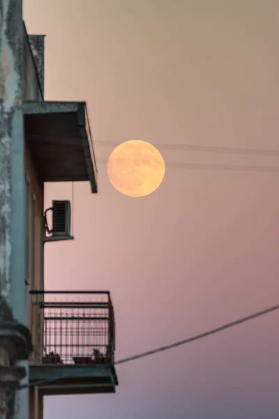 Blick Auf Die Straße Des Hauses Sonnenuntergang Und Mond — Stockfoto