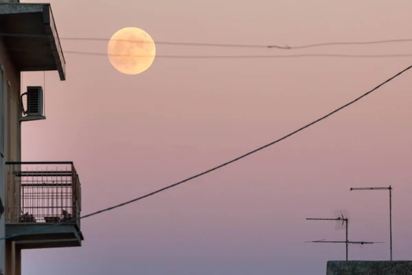 Blick Auf Den Mond Bei Sonnenuntergang — Stockfoto