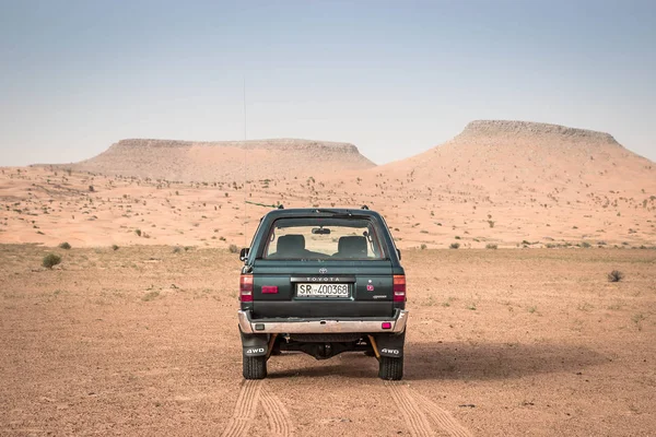 Автомобиль Дороге Пустыню Сахара Исследуя Тунис — стоковое фото