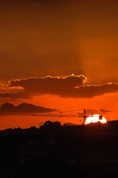 夕阳西下的建筑工地 塔式起重机和太阳 — 图库照片