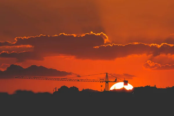 Sonnenuntergang Auf Einer Baustelle Turmdrehkran Und Die Sonne — Stockfoto