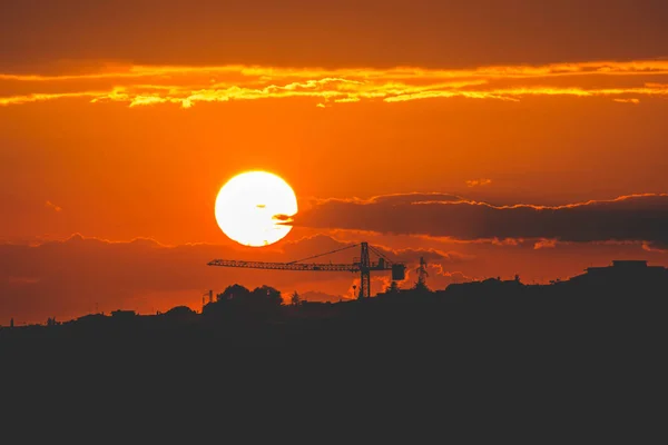 Sonnenuntergang Auf Einer Baustelle Turmdrehkran Und Die Sonne — Stockfoto