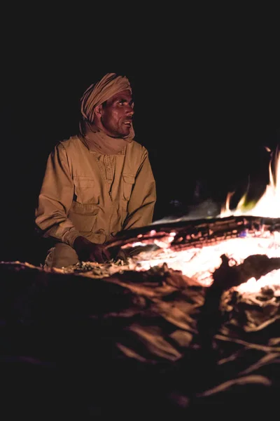 Człowiek Beduin Przed Ogniskiem Saharze — Zdjęcie stockowe