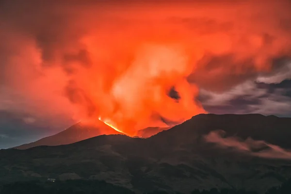 令人难以置信的埃特纳火山爆发和火热的天空 欧洲最高的活火山 — 图库照片