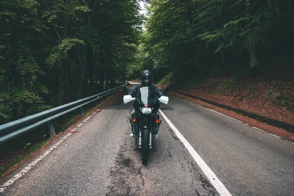 Cara Andando Moto Para Floresta — Fotografia de Stock